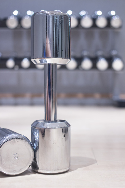 ダンベル体操の健康クラブで金属の重みをジム - 写真・画像