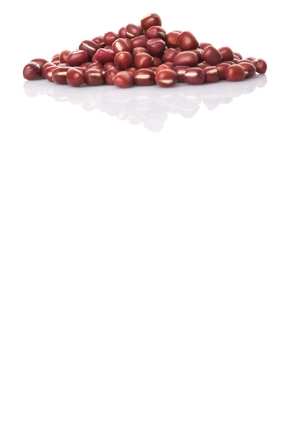 Frijoles adzuki rojos sobre fondo blanco
 - Foto, imagen