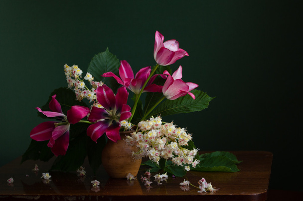 stilleven met tulpen  - Foto, afbeelding