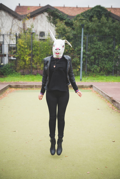 Jovem mulher em máscara de coelho
 - Foto, Imagem