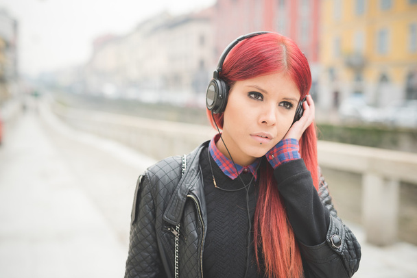 venezuelan woman listening music - Fotografie, Obrázek