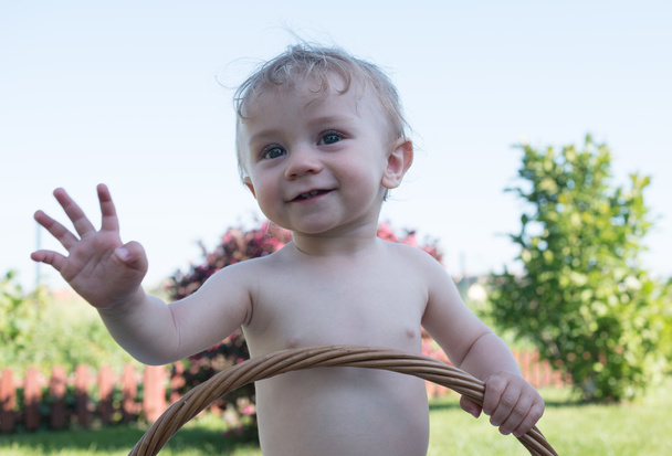 Vauva puutarhassa korin pitäminen seistessä
 - Valokuva, kuva