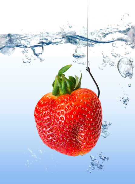Φράουλα ως αλιεία δέλεαρ για αλιευτικών γάντζο κάτω από το νερό - Φωτογραφία, εικόνα