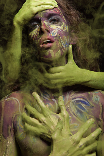Vrouw geschilderd met gezicht kunst - Foto, afbeelding