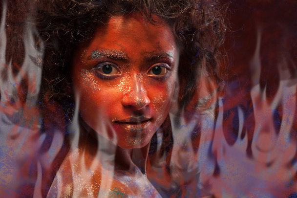 femme avec art du visage et fourchettes de flamme
 - Photo, image