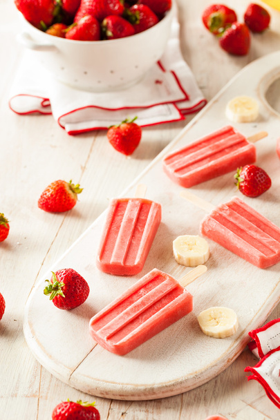 Homemade Strawberry and Banana Popsicles - Фото, зображення
