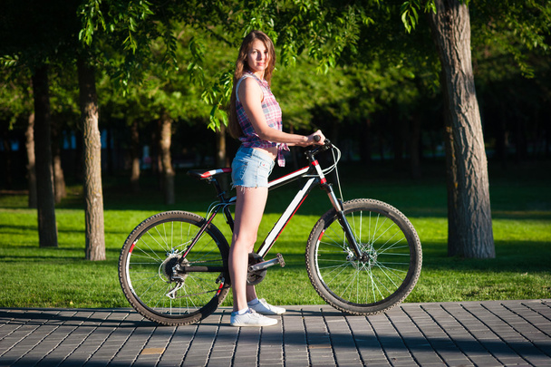 Девушка на велосипеде
 - Фото, изображение