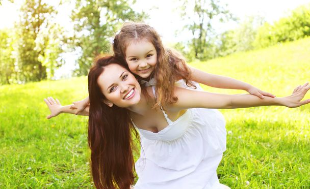 Mutlu gülümseyen anne ve kızı çocuk outd birlikte eğleniyor - Fotoğraf, Görsel