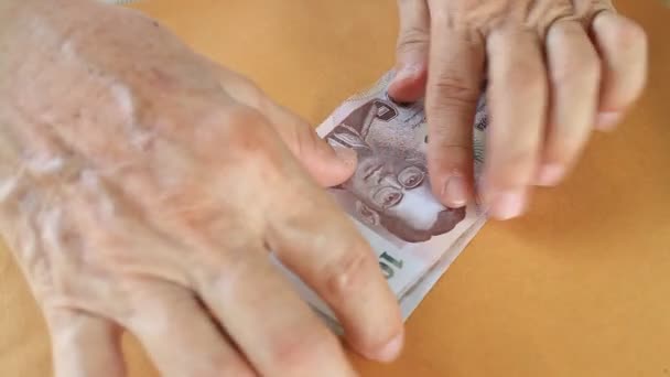 Muž ruku Counting thajské 1.000 Baht bankovka, stopáže akcie - Záběry, video