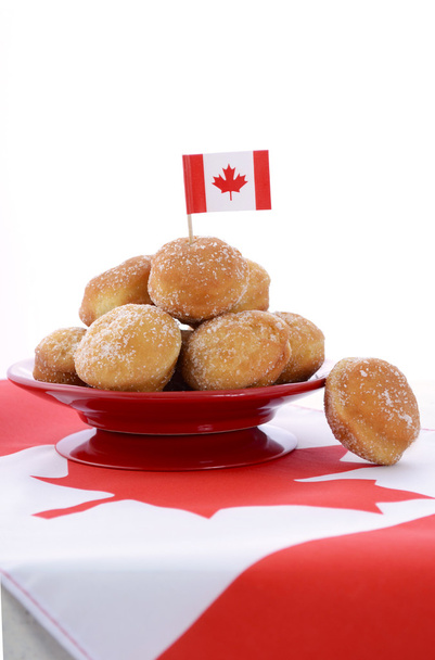 Célébration de la fête du Canada avec assiette de trous de donut
. - Photo, image