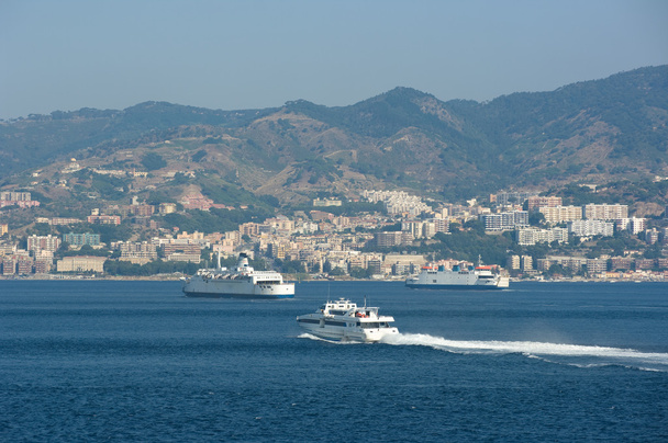 Ferryboats no canal de Messina
 - Foto, Imagem