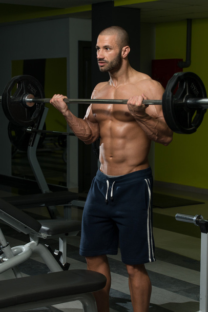 bodybuilder masculin faisant l'exercice lourd de poids pour des biceps
 - Photo, image