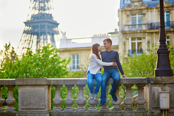 Romantic loving couple near the Eiffel tower - Fotoğraf, Görsel
