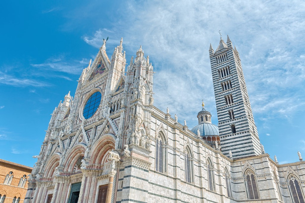 hlavní katedrála (duomo) v Sieně Itálii, s kupolí a vysoká prokládané věž.  - Fotografie, Obrázek