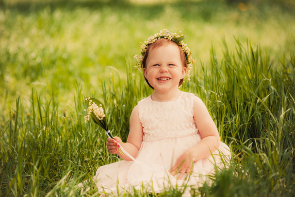 Lustiges Mädchen im Freien, Kind lächelt - Foto, Bild