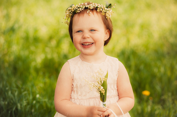kaunis tyttö kimppu liljat laaksossa
 - Valokuva, kuva