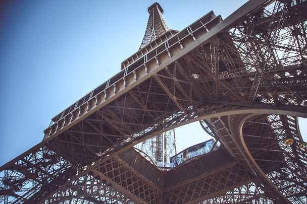 Eiffel-torony, a kék ég háttér. - Fotó, kép