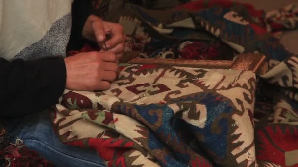 じゅうたんを織って男 - 映像、動画