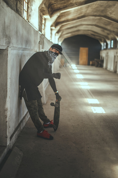 Gangsta skater in mask with skateboard. - Foto, Imagen