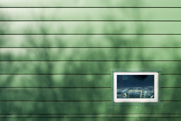 yeşil duvar üstünde pencere - Fotoğraf, Görsel