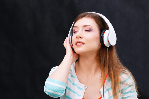 Γυναίκα που ακούει μουσική - Φωτογραφία, εικόνα