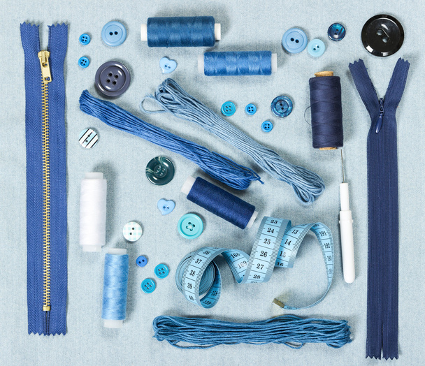 Accessori per cucire su sfondo blu denim
.   - Foto, immagini
