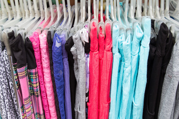 Одежда в вешалках
 - Фото, изображение