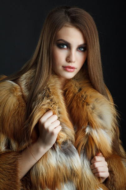 Belleza moda modelo chica en piel de zorro abrigo
.  - Foto, imagen