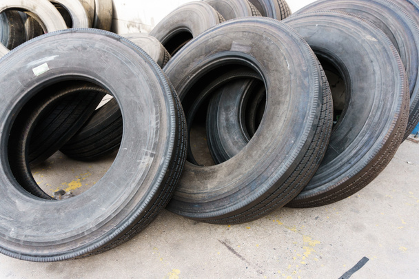 Neumáticos apilados en suelo de cemento, neumáticos usados
 - Foto, imagen