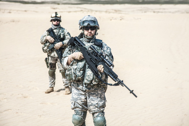 soldados de infantaria em ação
 - Foto, Imagem