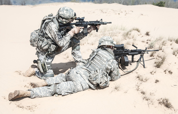 infantería en acción
 - Foto, Imagen