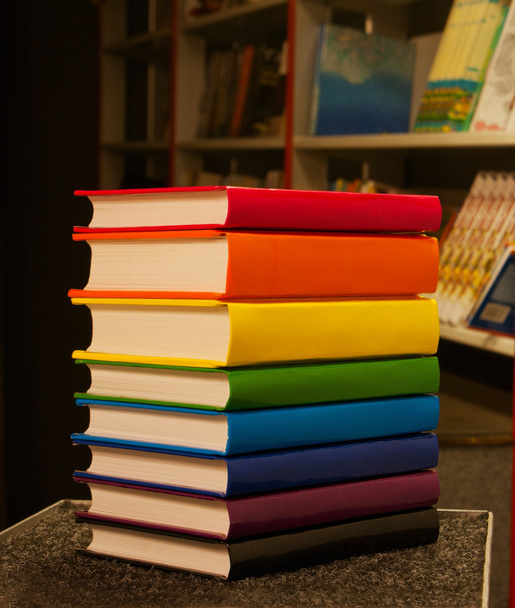 Stapel bunter Bücher im Buchladen - Foto, Bild