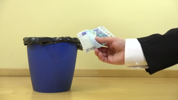 рука збиває банкноту в двадцять 20 євро і падає в бін. 4-кілометровий
 - Кадри, відео