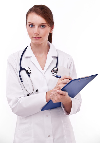 Doctor completing on medical card. Isolated on a white backgroun - Foto, afbeelding