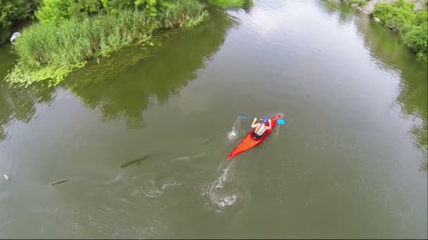 Man kayaker op rustige rivier 50 snelheid. Raften team, luchtfoto. - Video