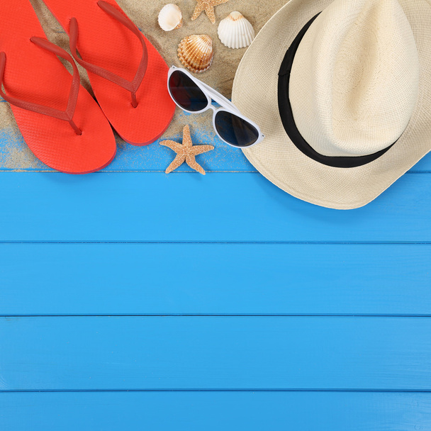 Beach scene in summer on vacation with shells, hat, copyspace - Φωτογραφία, εικόνα