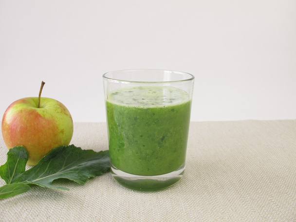 Groene smoothie met apple en Duits raap blad - Foto, afbeelding