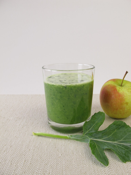 Groene smoothie met apple en Duits raap blad - Foto, afbeelding