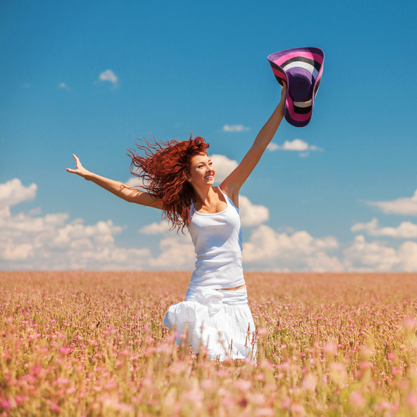 Милая женщина бегает по полю с цветами
 - Фото, изображение