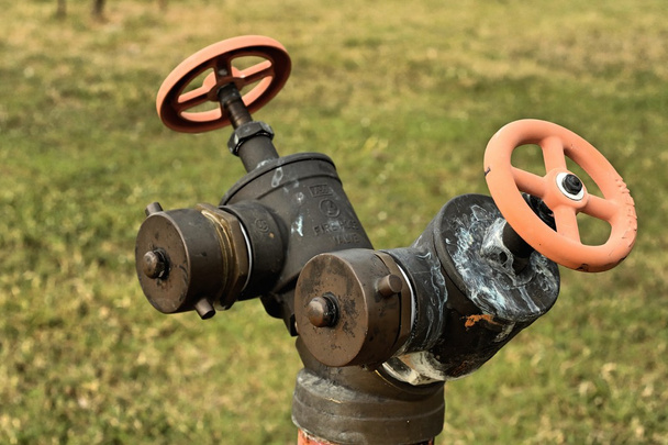 Vodovodní potrubí na zelené trávě - Fotografie, Obrázek