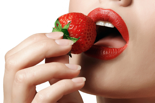 Rote Lippen mit Erdbeere - Foto, Bild