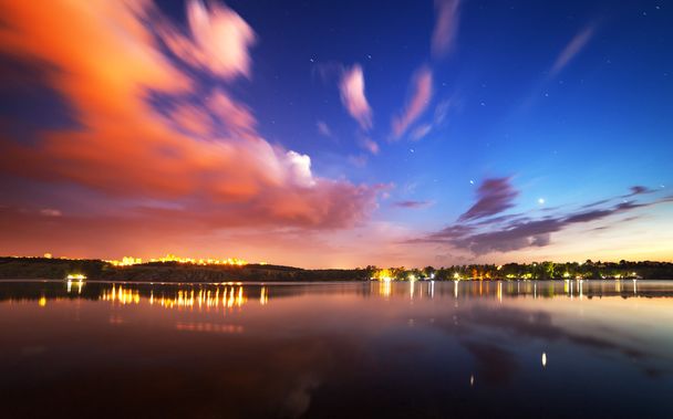 Όμορφο νυχτερινό ουρανό στον ποταμό με τα αστέρια και τα σύννεφα  - Φωτογραφία, εικόνα