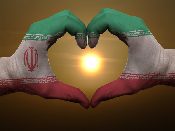 καρδιά και αγάπη χειρονομία από χέρια χρωματισμένη με σημαία του Ιράν κατά τη διάρκεια του beau - Φωτογραφία, εικόνα