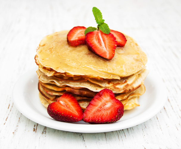 Pancakes with strawberries - Фото, зображення