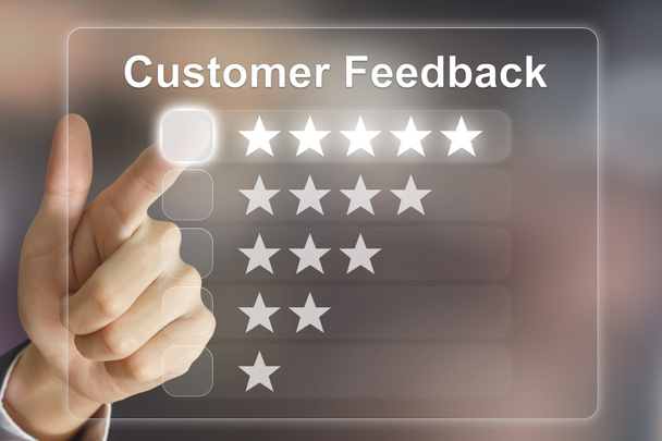 zakelijke hand duwen van feedback van klanten op virtuele scherm - Foto, afbeelding
