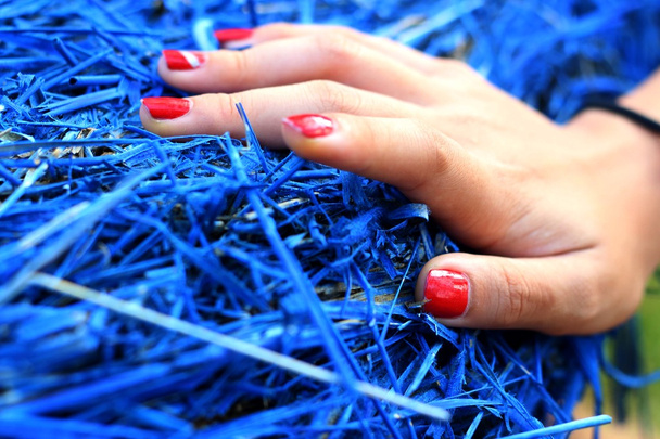 Mão de mulheres em um fundo azul
. - Foto, Imagem