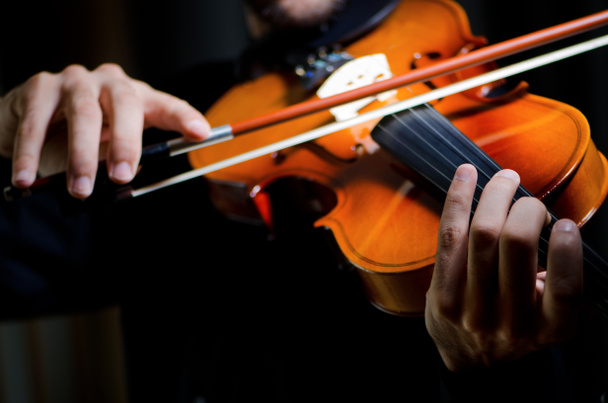 Violin player playing the intstrument - Foto, Imagen