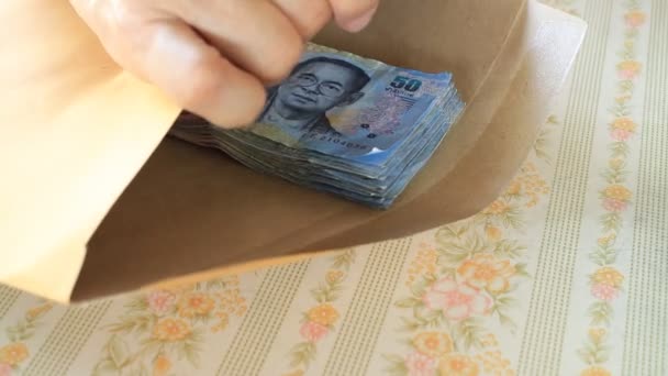 Man Hand opslaan Thaise Baht bankbiljet, beeldmateriaal - Video