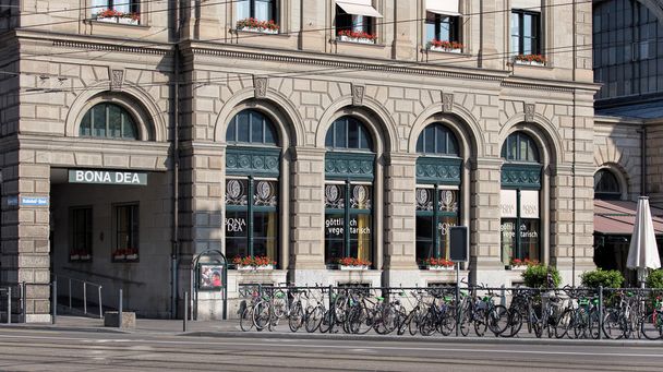 Fachada del edificio principal de la estación de tren de Zurich
 - Foto, Imagen