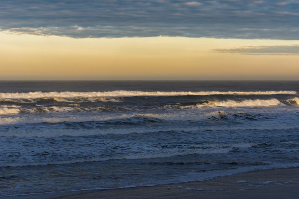 Auringonlasku kohtaus hiekkarannalla
 - Valokuva, kuva